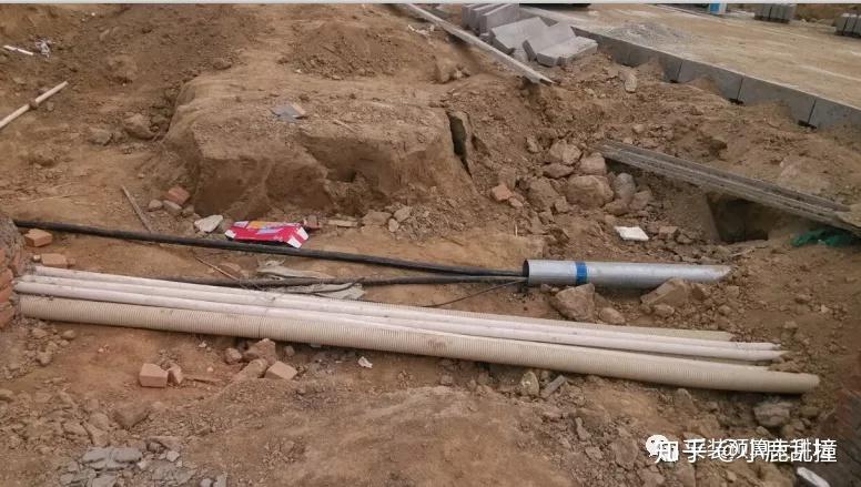 有时是直接埋地敷设,但是在穿过道路时应设置保护管,一般为镀锌钢管