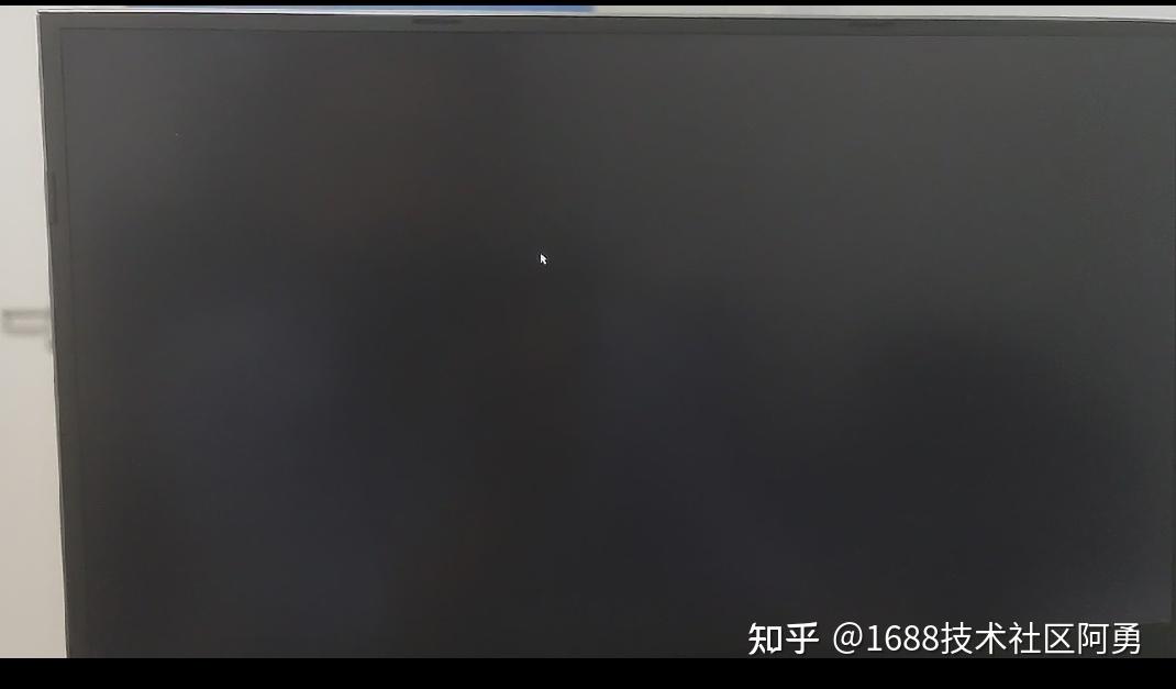 win10搜索框变成黑色=windows10搜索栏变小