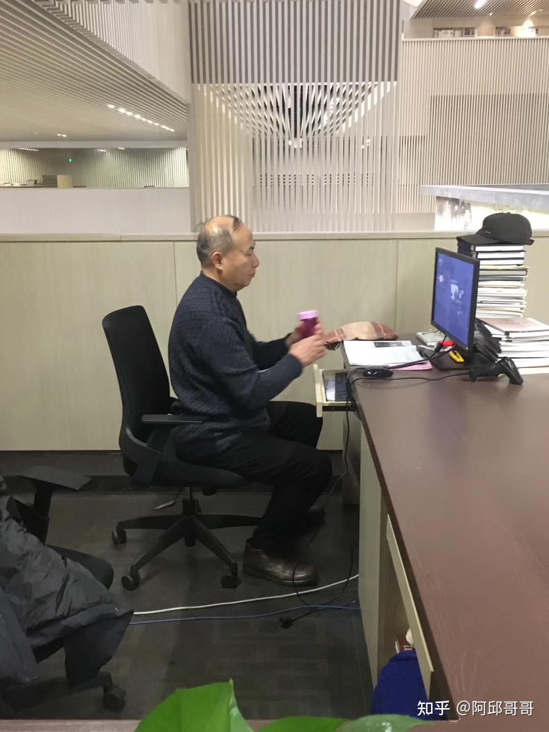 邱晓辉在图书馆