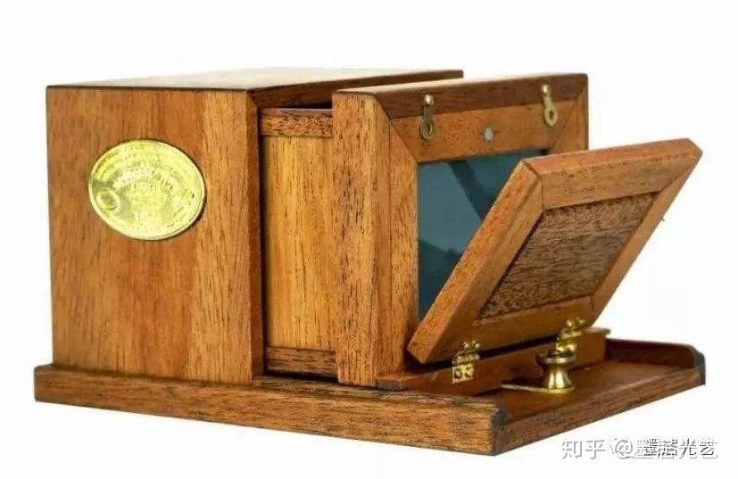 诞生了世界上第一台可携式木箱照相机