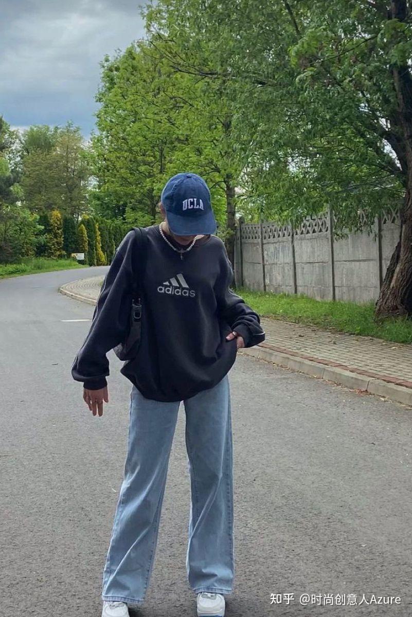 又大方的套头卫衣,有着低调和大方的气质,日常穿有些休闲搭配一些配饰