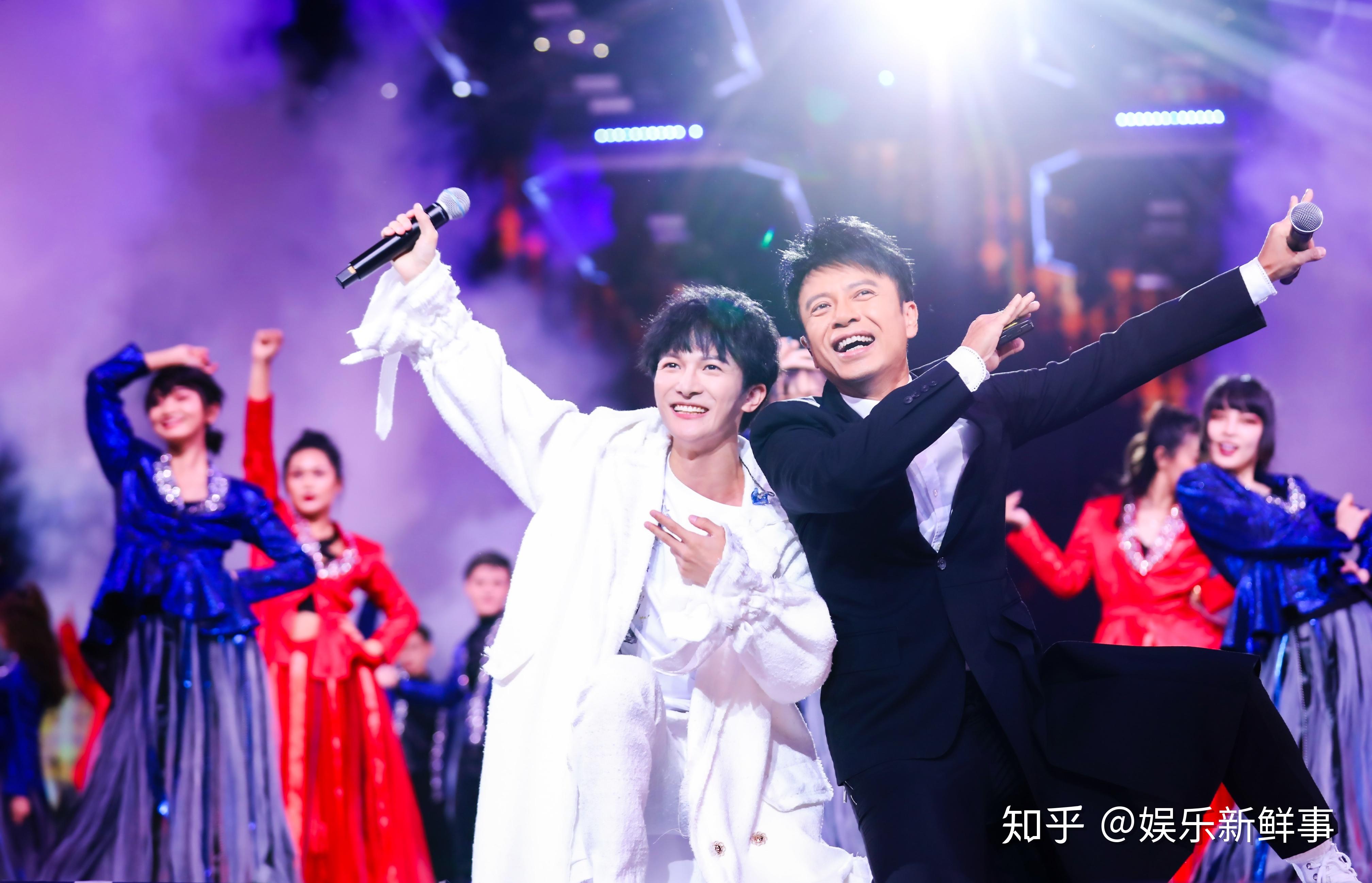 神仙歌喉周深再次合作李克勤献唱东方卫视跨年盛典2020火力全开不断