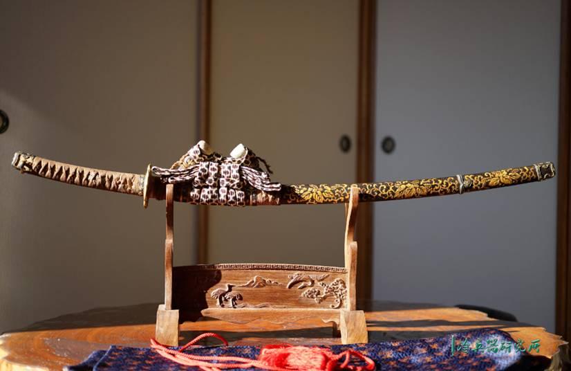 结合日本本土的刀剑形制特点,形成了以蕨手刀为代表的日本上古刀型