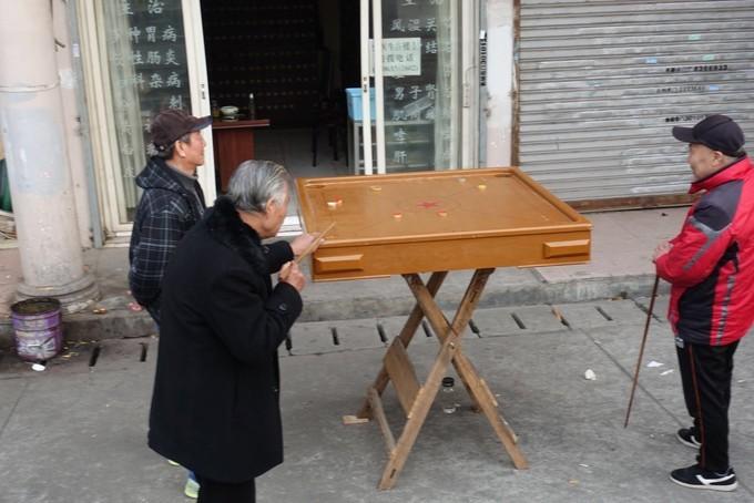 (在芜湖,还可以看到八十年代流行的克朗棋)在芜湖还可以买到我们小