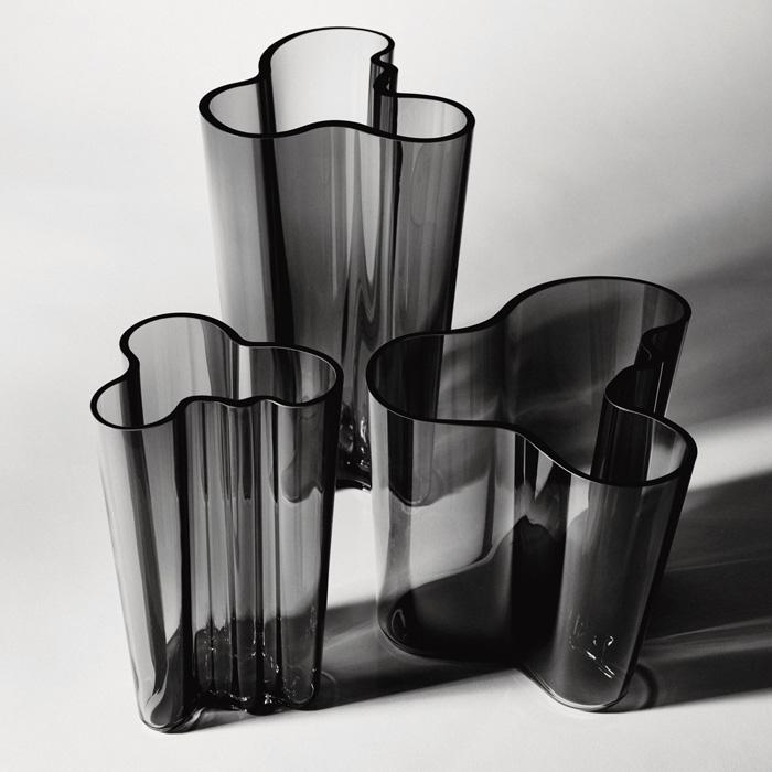 流丽而不规则的曲线阿尔托花瓶