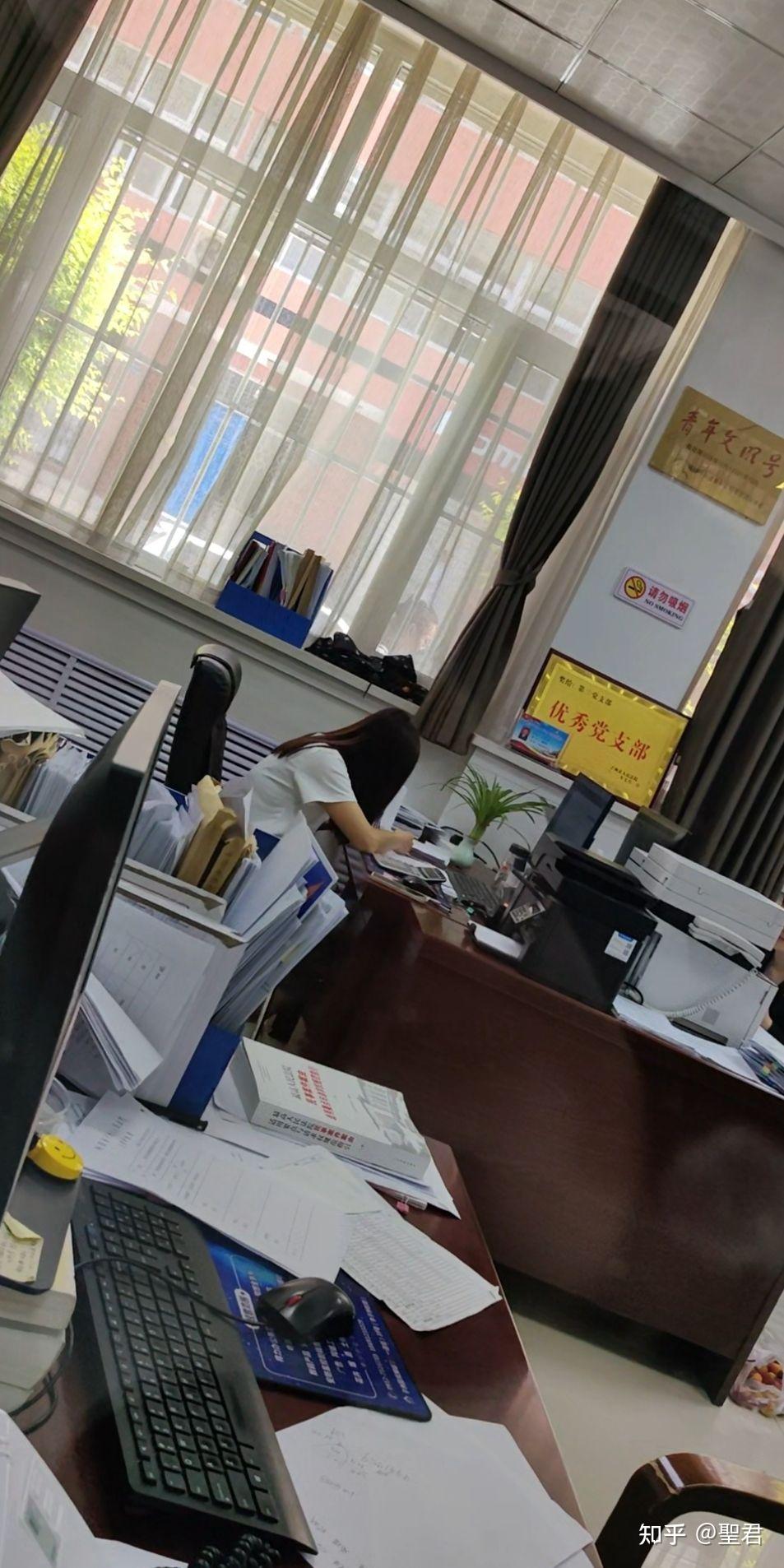陕西子榆林洲县法院工作人员穿便装披头散发坐在法院办事窗口办公室里