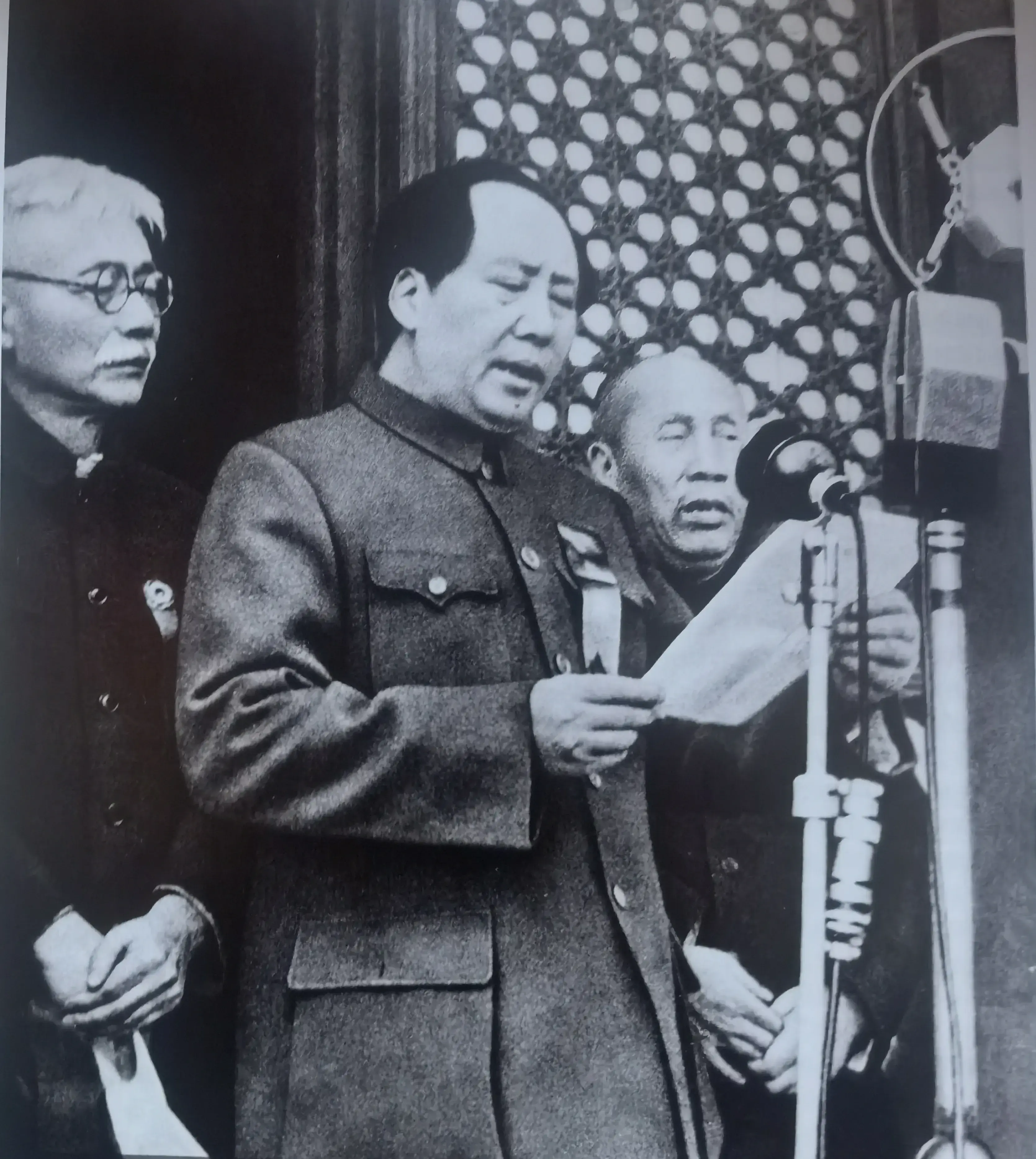 开国大典依次进行了三大项目:即中华人民共和国中央人民政府成立典礼