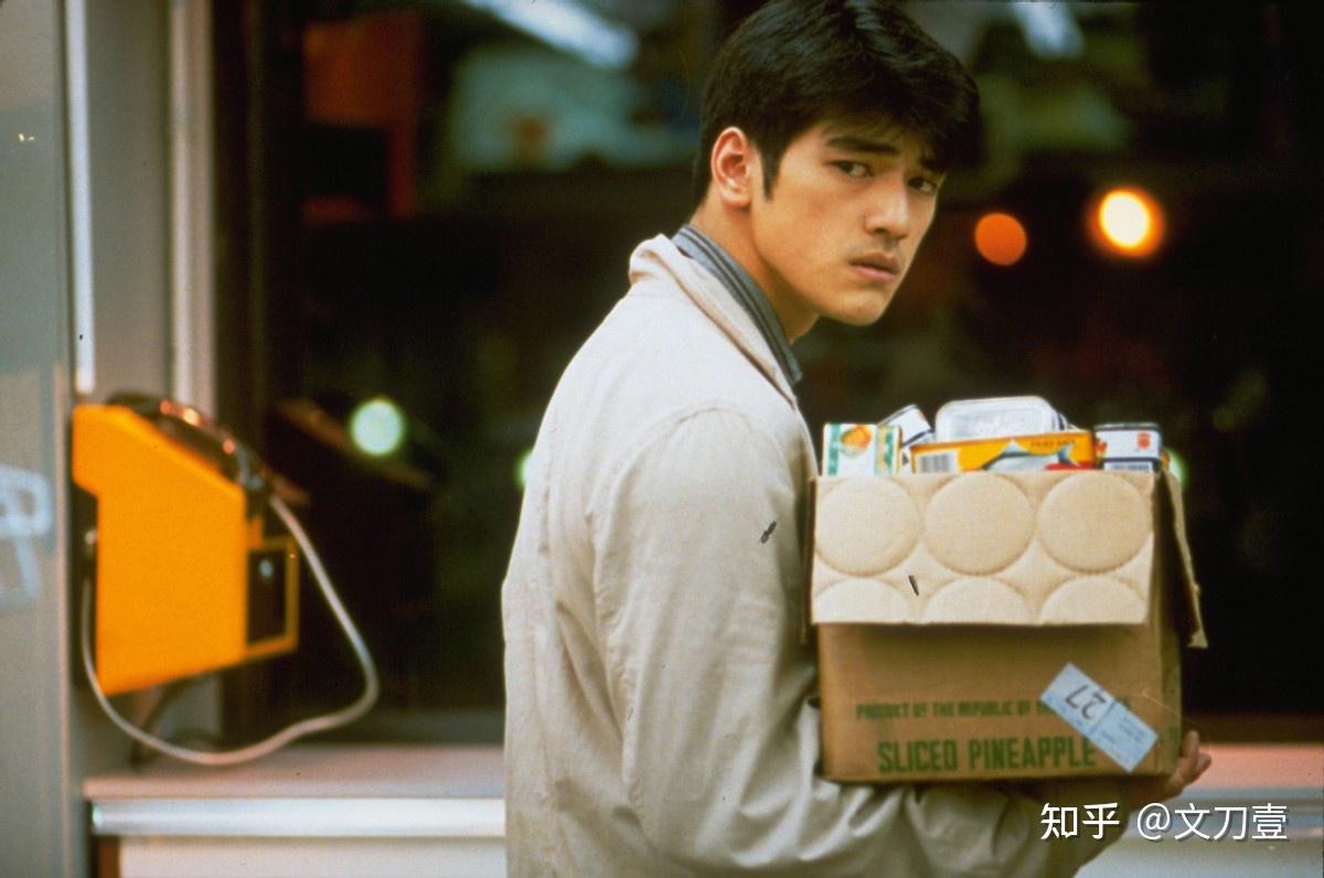 王家卫曾这么描述他当初选中金城武出演《重庆森林》的经过:他和助理