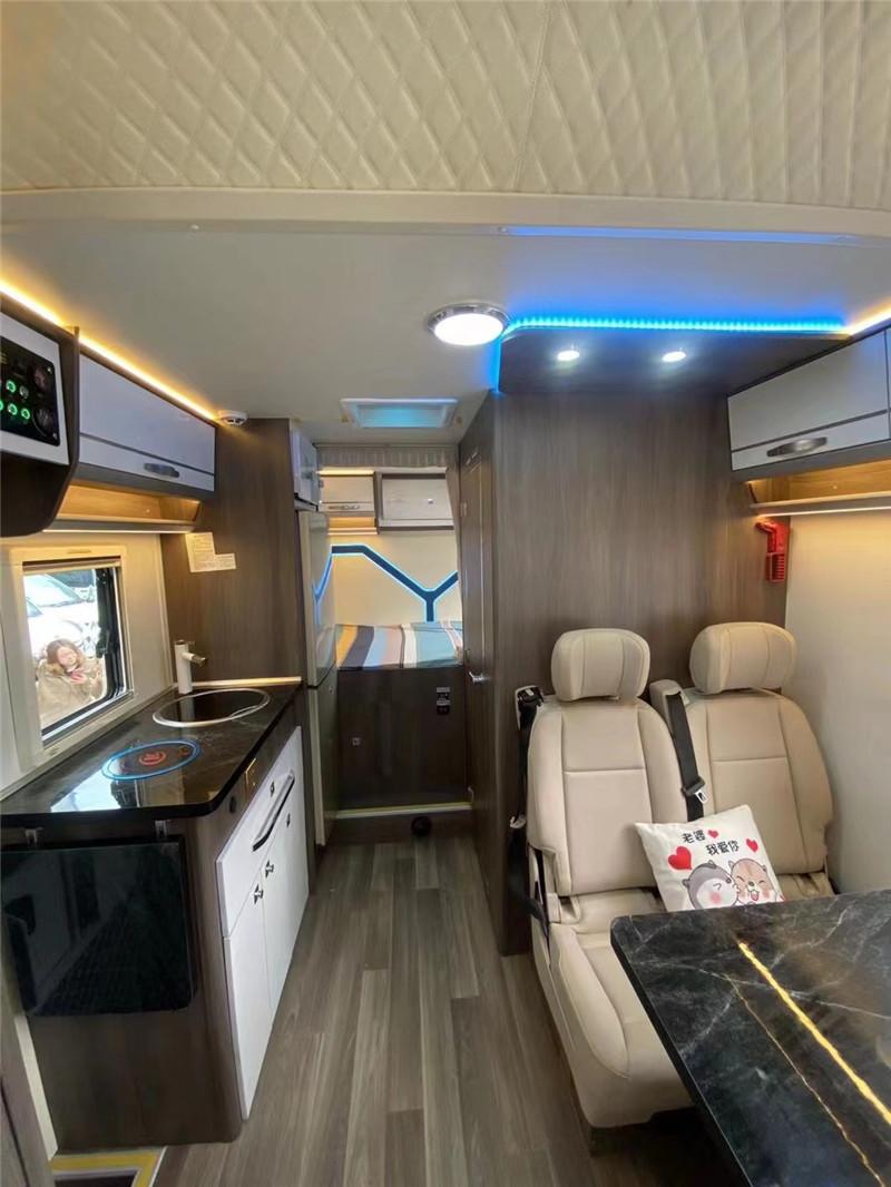 上汽大通v90c型房车定制空间大水电齐全