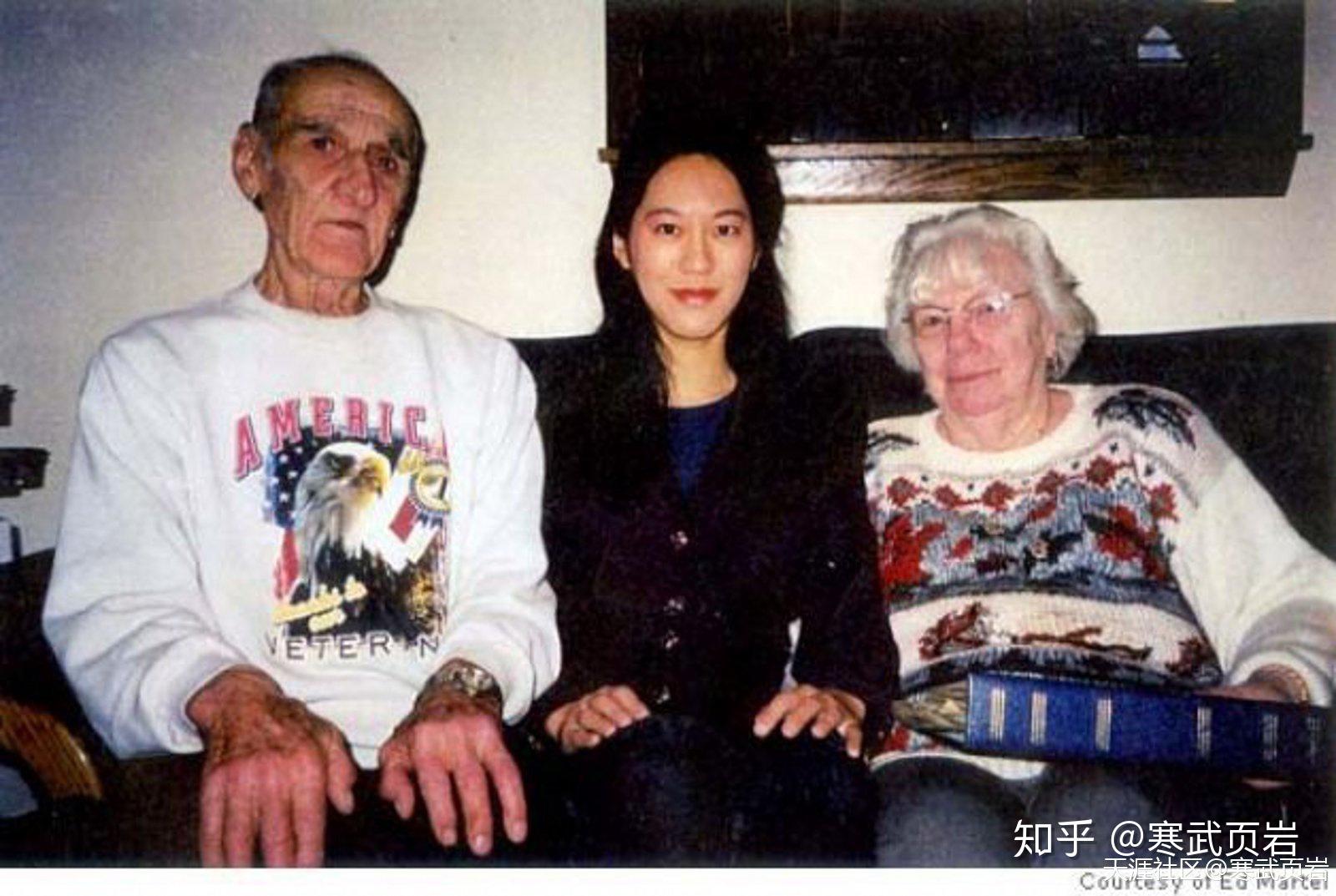 爷爷是二战老兵在iris的葬礼上告别发妻张纯如的丈夫布雷特·道格拉斯