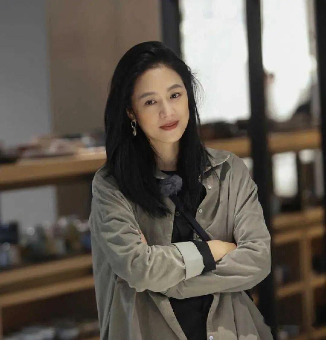 44岁周韵真耐看，穿衣简单却美得高级，这3点很关键 - 知乎