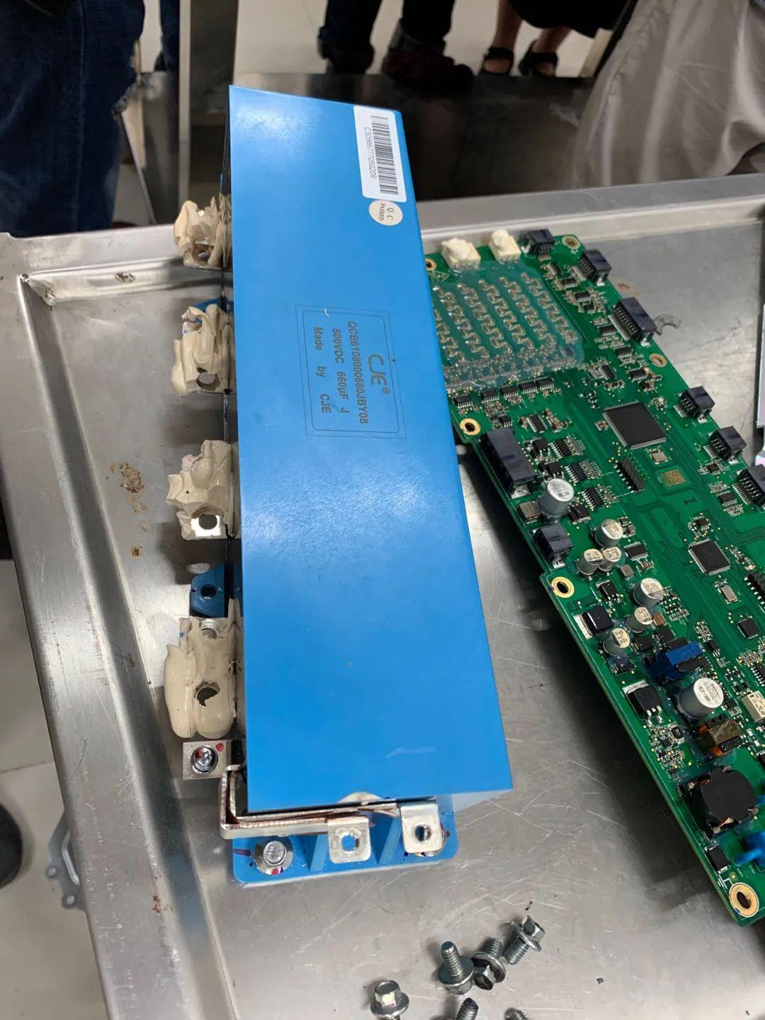 比亚迪e5:高压电控总成内部构造