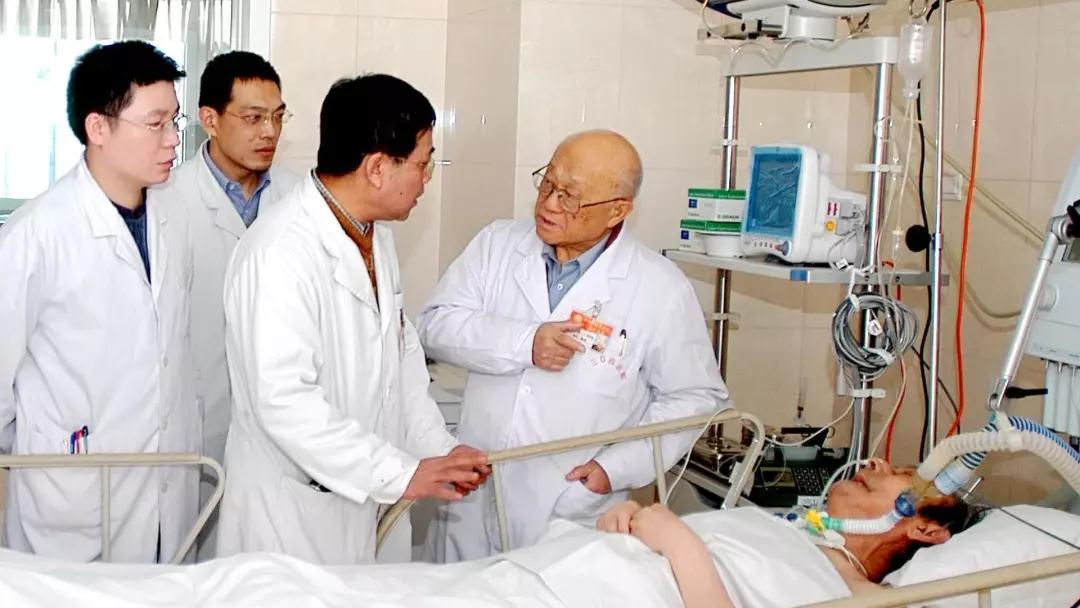 已经是95岁高龄的盛志勇得知消息后,没有任何犹豫,立刻赶往事故现场