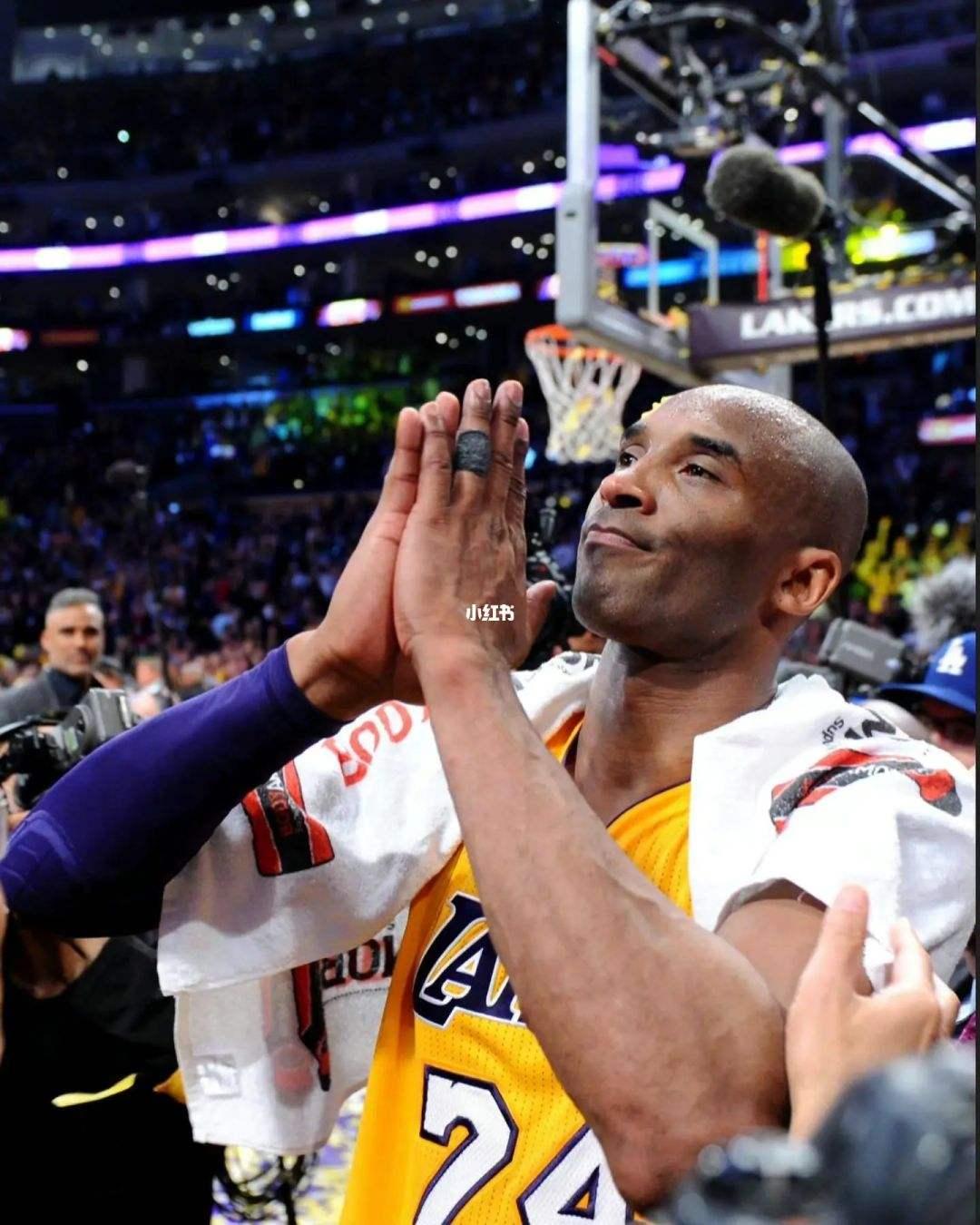 詹姆斯NBA直播精彩瞬间全程回顾球迷热议赛场表现与球队战术配合