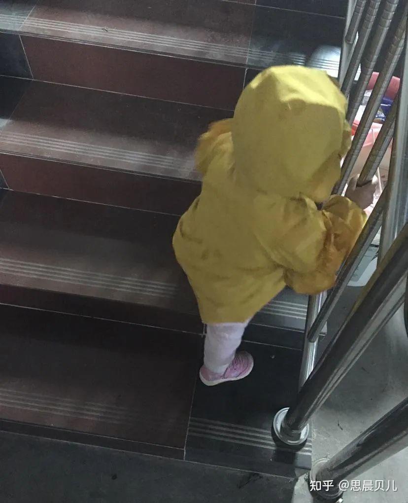 宝宝总爱爬楼梯怎么办