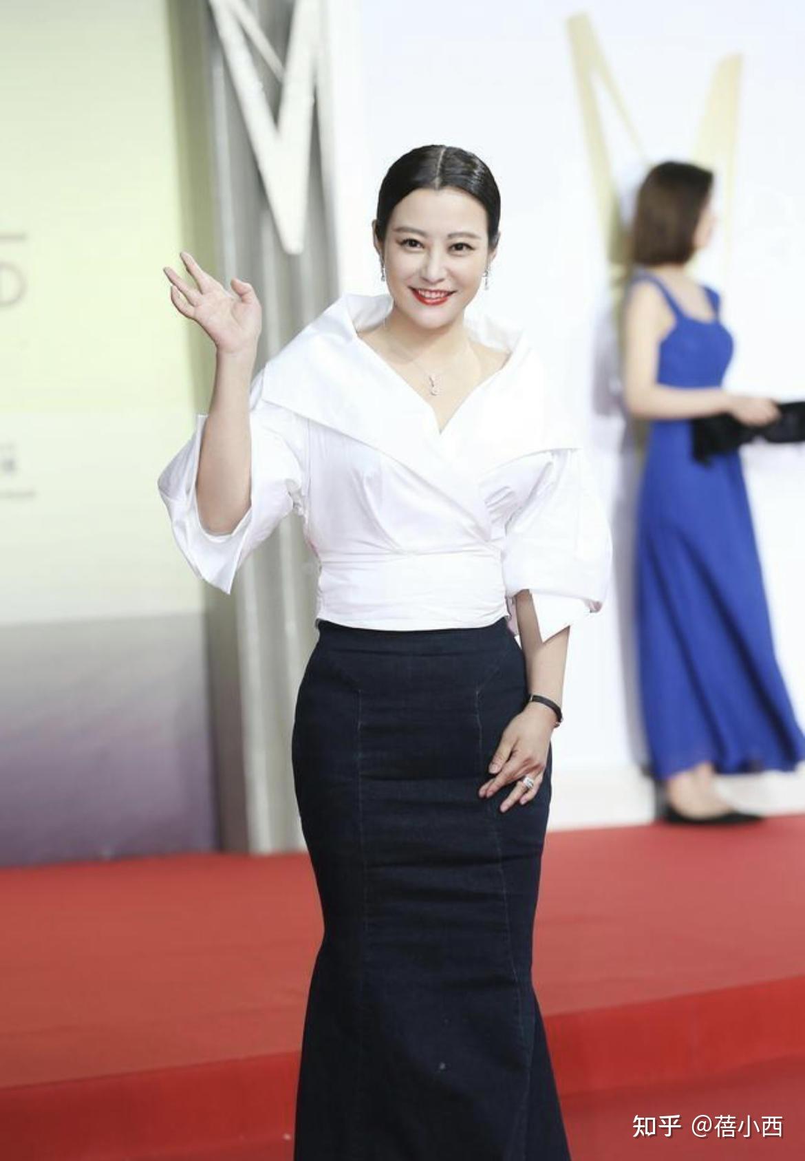 郝蕾瘦出瓜子脸和s身材穿黑色蕾丝连衣裙气质让人过目不忘