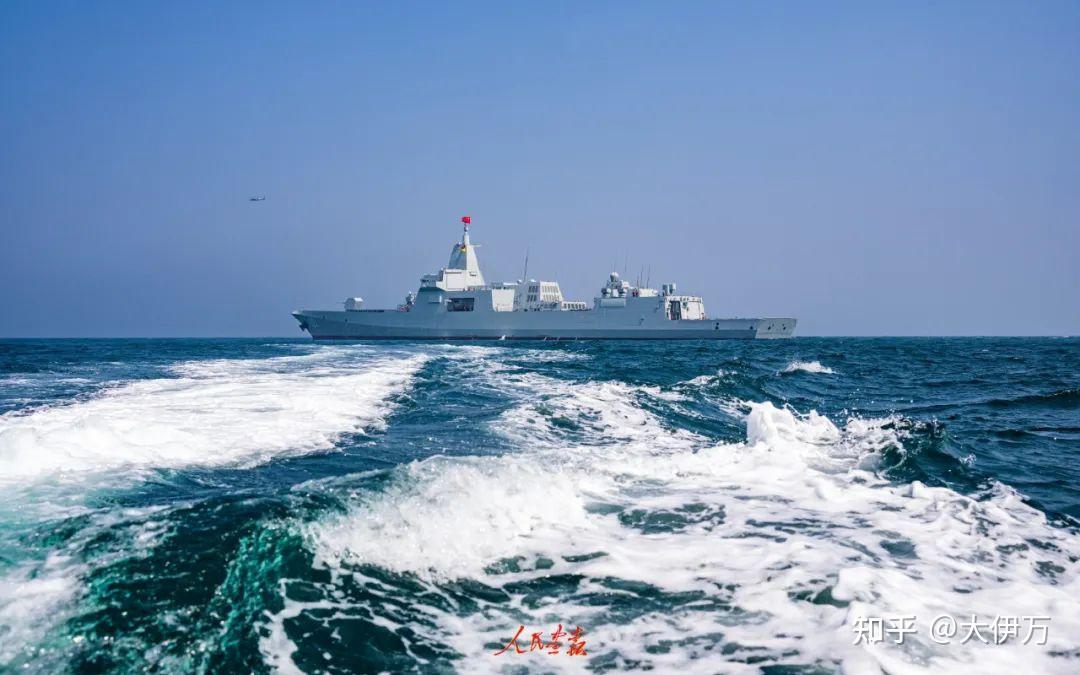 央视首次公开055南昌舰前出100海里直面美军航母还遭战斗机俯冲威胁