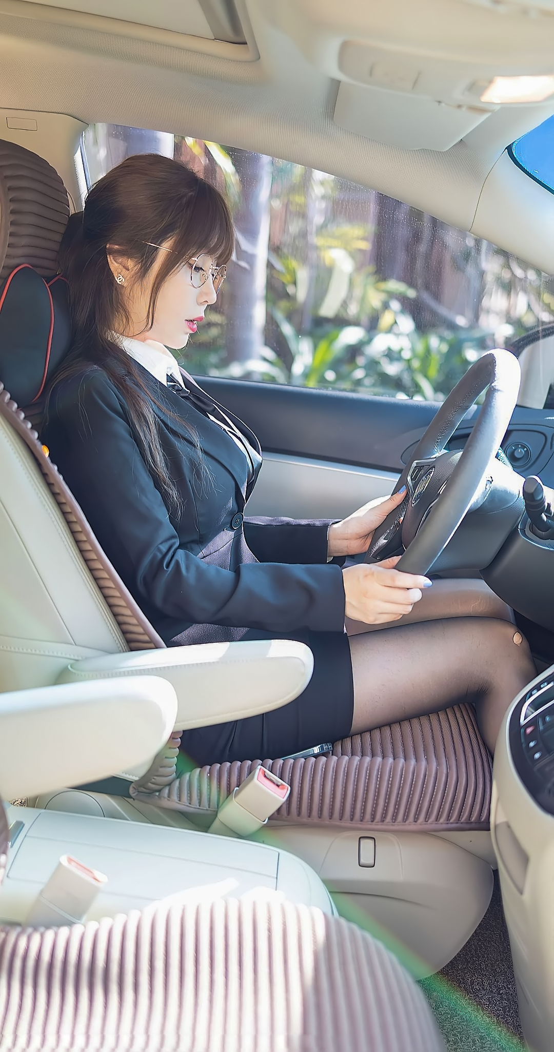 街拍美女医生下班开车回家豪车与黑丝激情碰撞尽显性感魅力