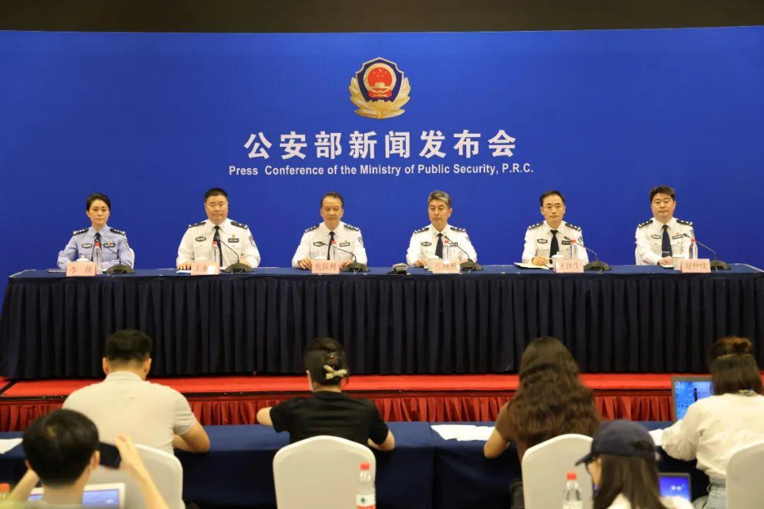 公安部"百日行动"办公室主任,治安管理局局长仇保利介绍有关情况并与