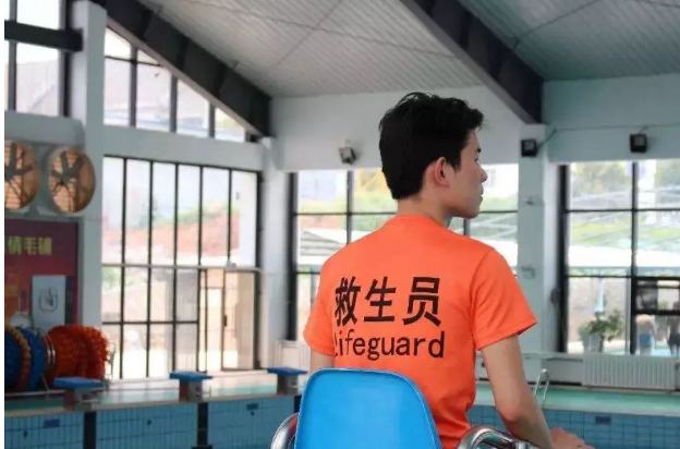 你知道游泳救生员需不需要具备专业知识吗？工作时要什么装备？戳这了解! - 知乎