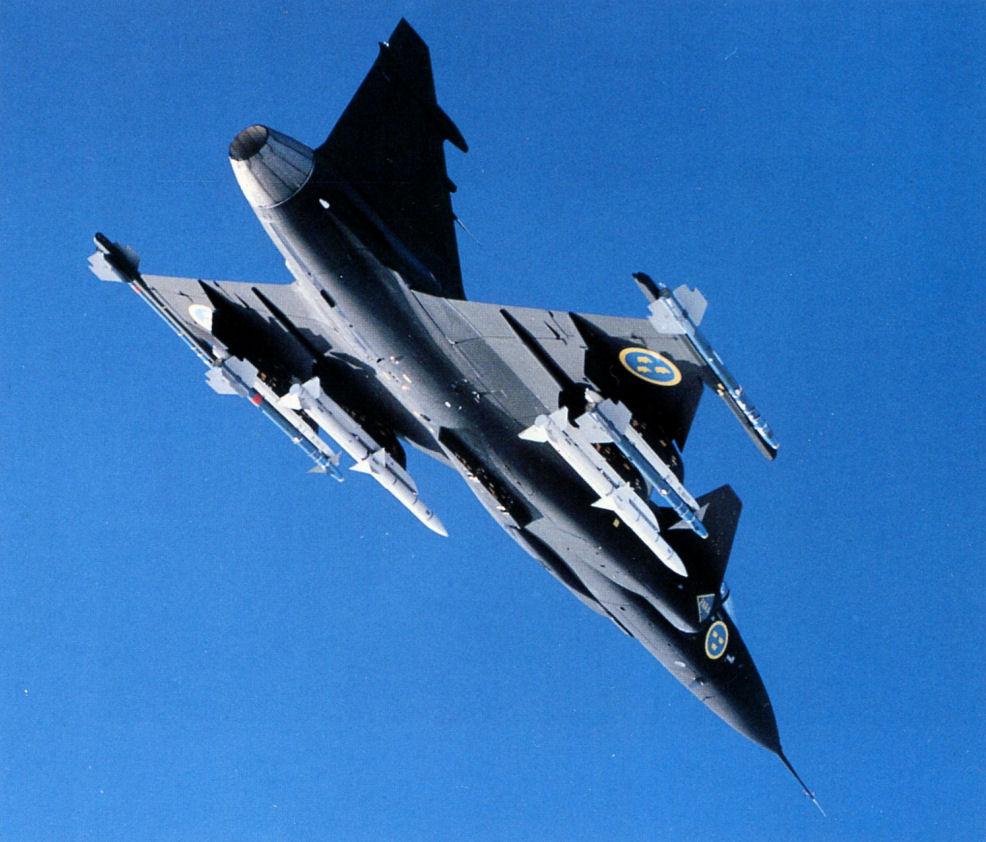 携带着aim-120和aim-9导弹的jas-39c在雪地中进行滑行的jas-39c,瑞典