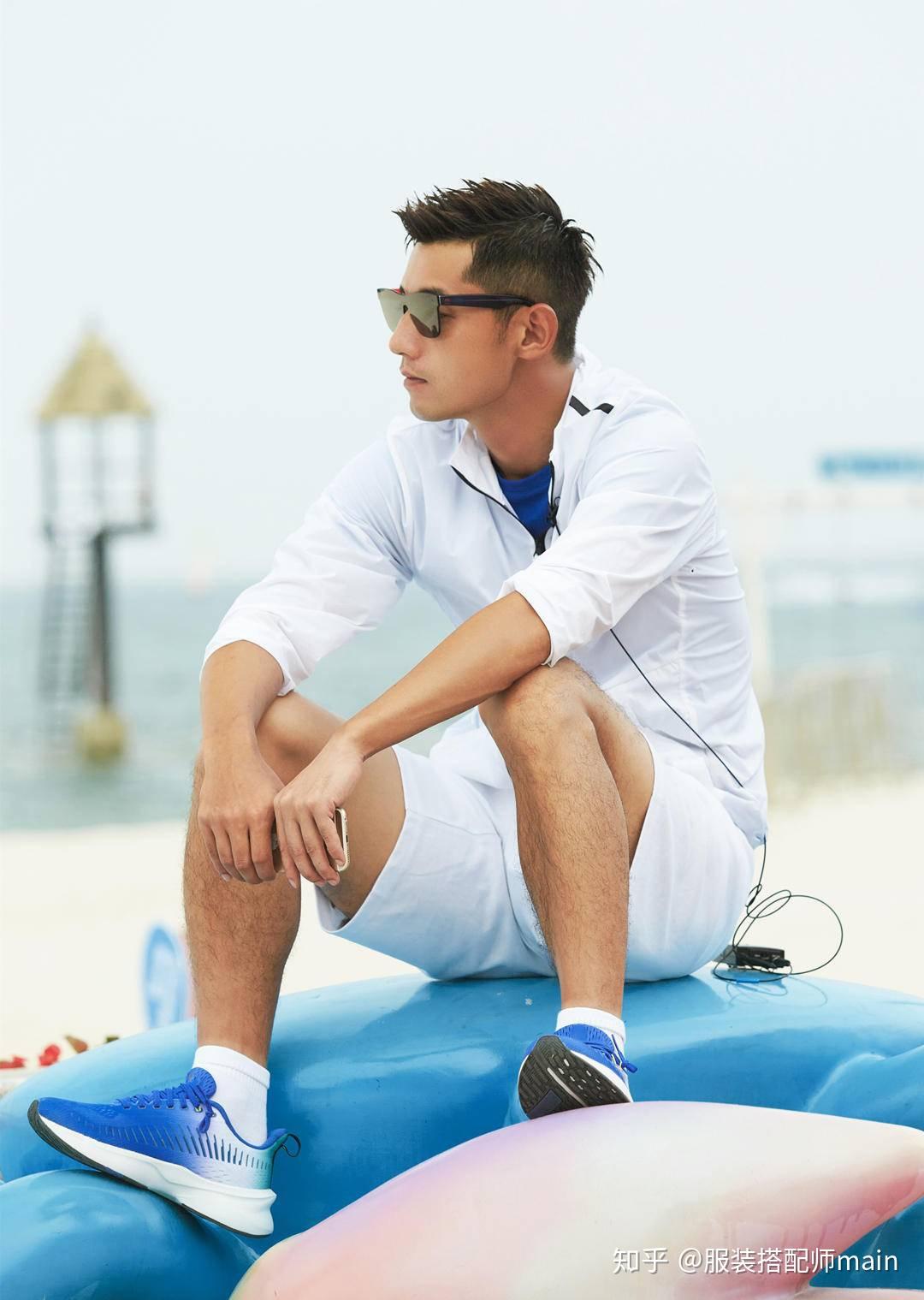 张继科真是基础款代言人一身黑白运动装都能穿出型男魅力