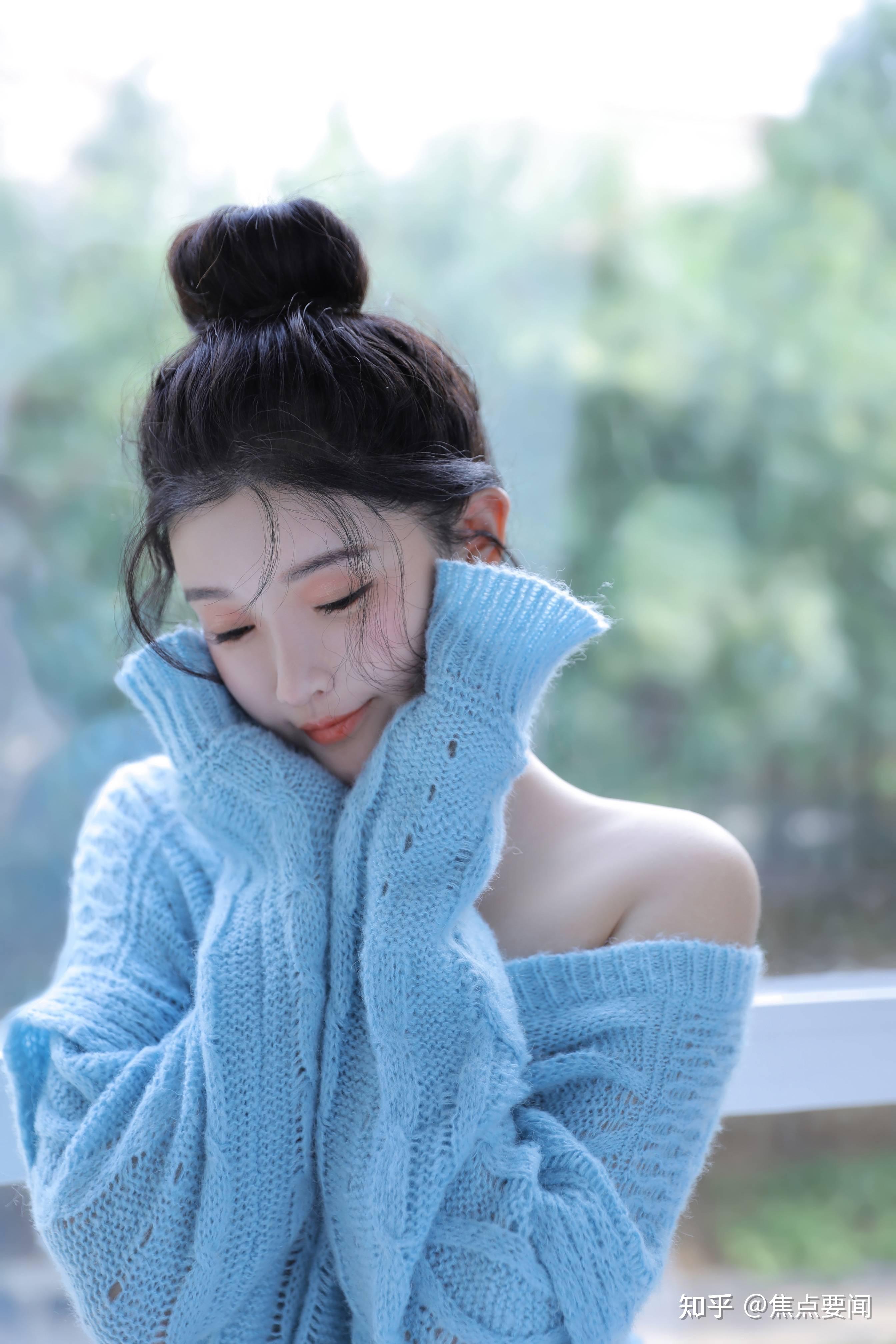 孙心娅拍时尚大片天空蓝抹胸毛衣香肩微露好身材显露无疑