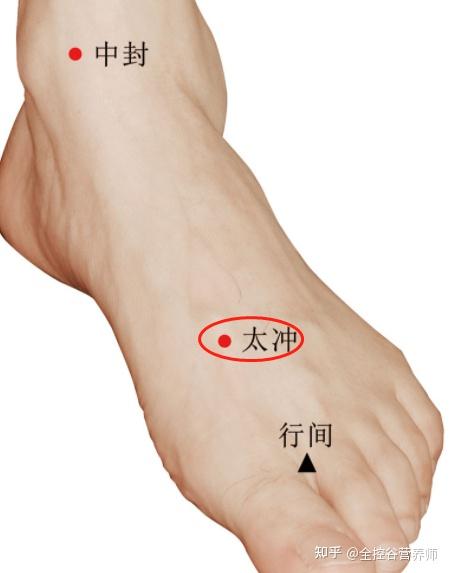 這個動作能促進血液迴流,疏通經絡,對於護肝也有好處,注意雙腿伸展時