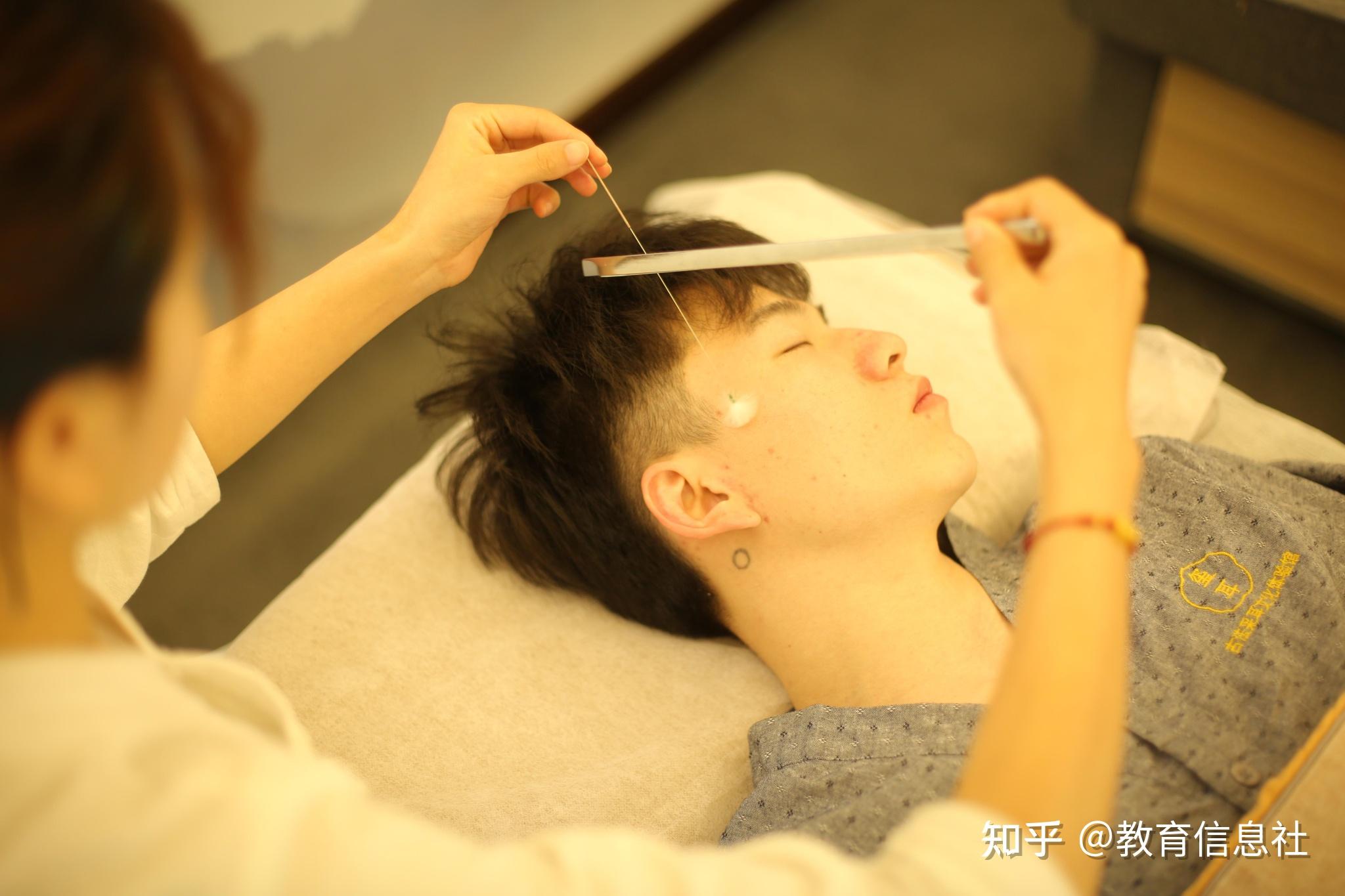 闺蜜做的是采耳,技师拿着羽毛在她脸上轻按,还拿着一个小锤子轻敲着