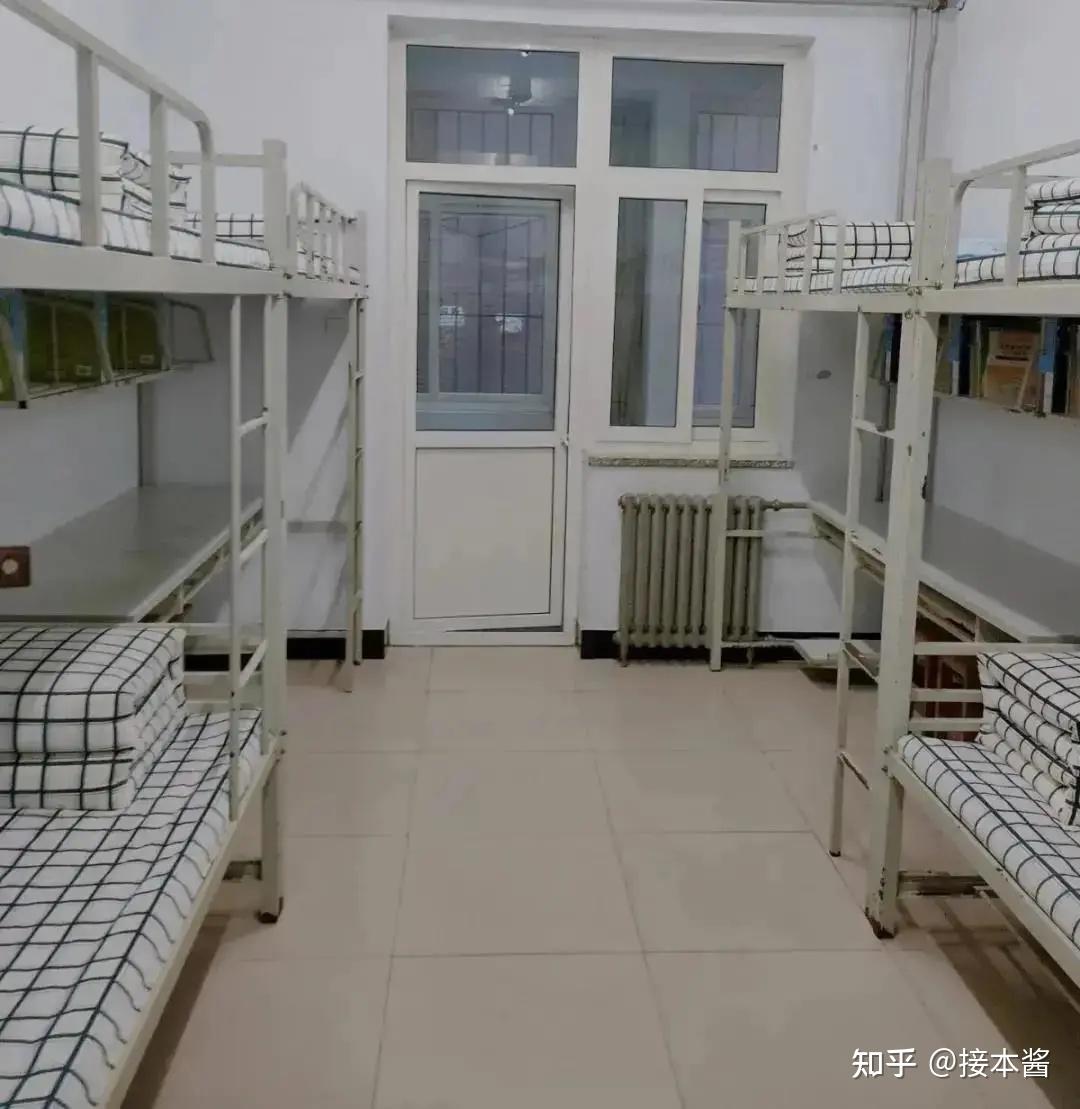 点击可查看大图保定学院总共十五栋宿舍楼,宿舍大多是六人间,两个上