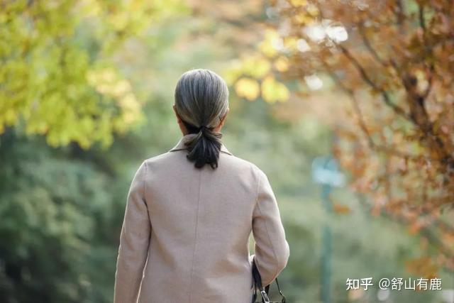 52岁中年人痛哭,悲哀的是,老人活得长寿,会让全家人一起受苦 - 知乎