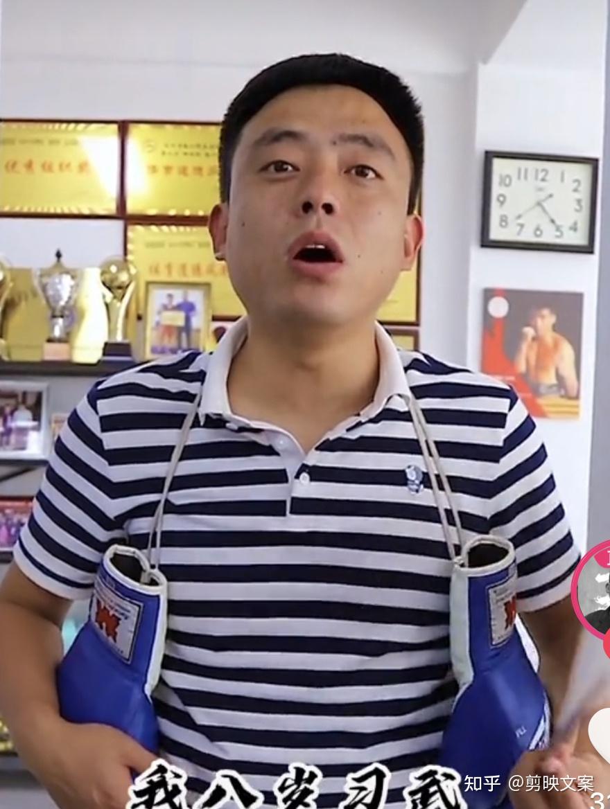 7月15号前几日铁山靠在抖音直播的时候穿的是"海澜之家"蓝色条条的