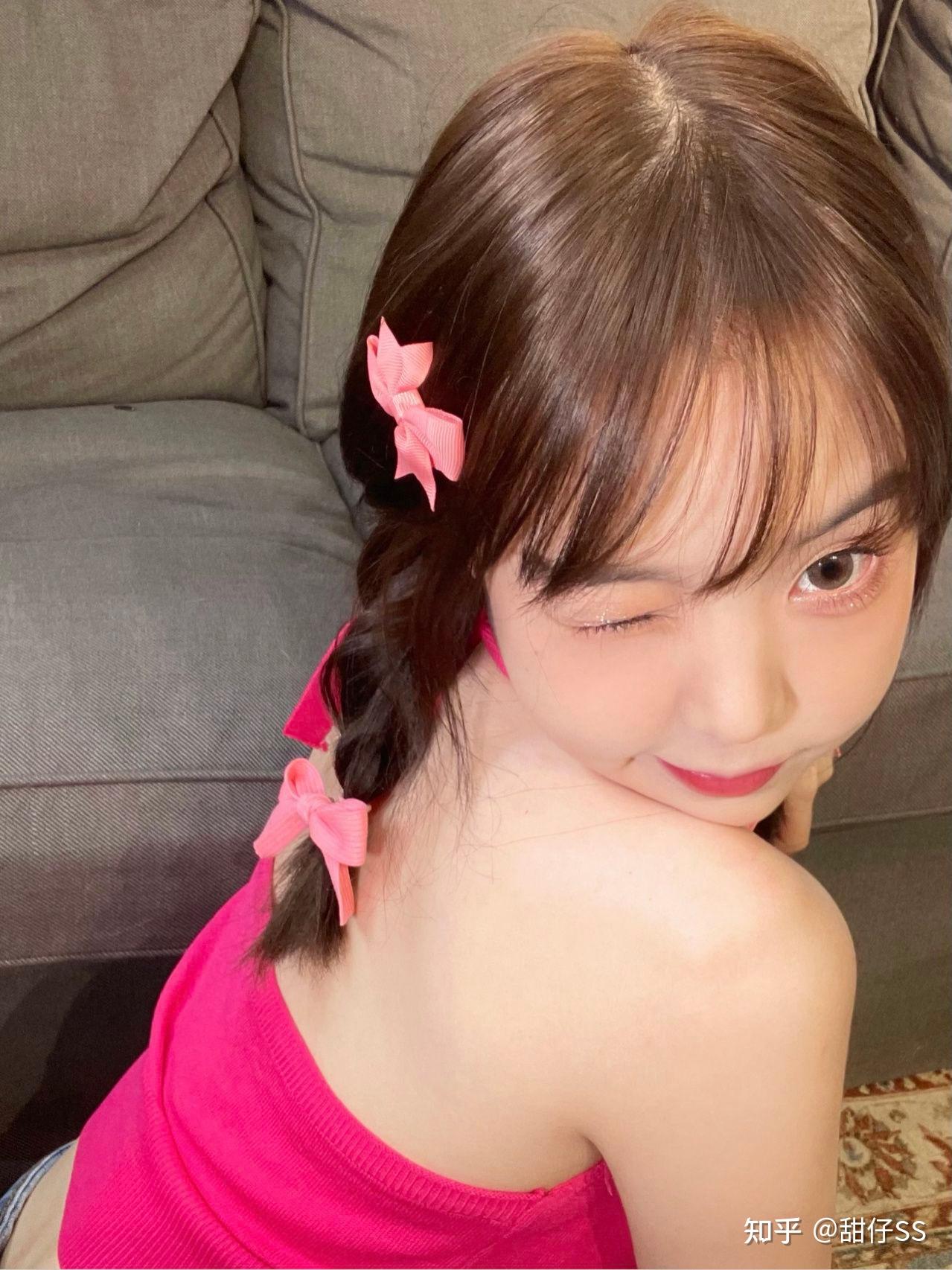 宅家氛围感自拍吹爆玫红色吊带