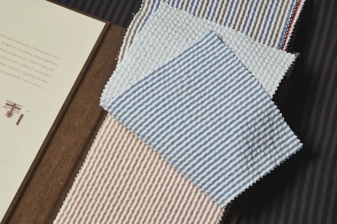 泡泡纱面料呈现,精致自然的褶皱,以及凹凸不平的小气泡,仿佛阳光下