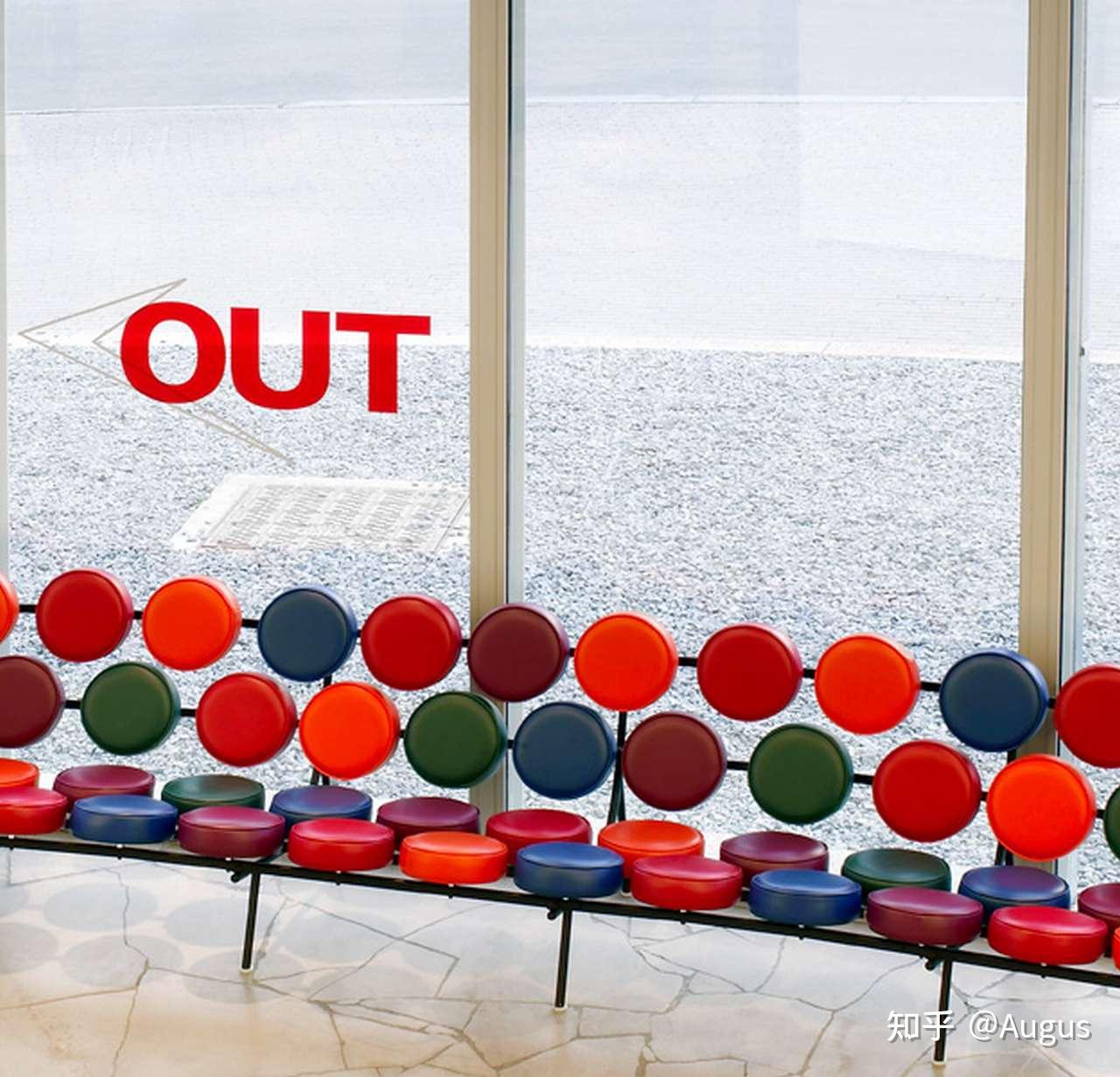 棉花糖椅(mashmallow sofa),它的异想天开的设计包