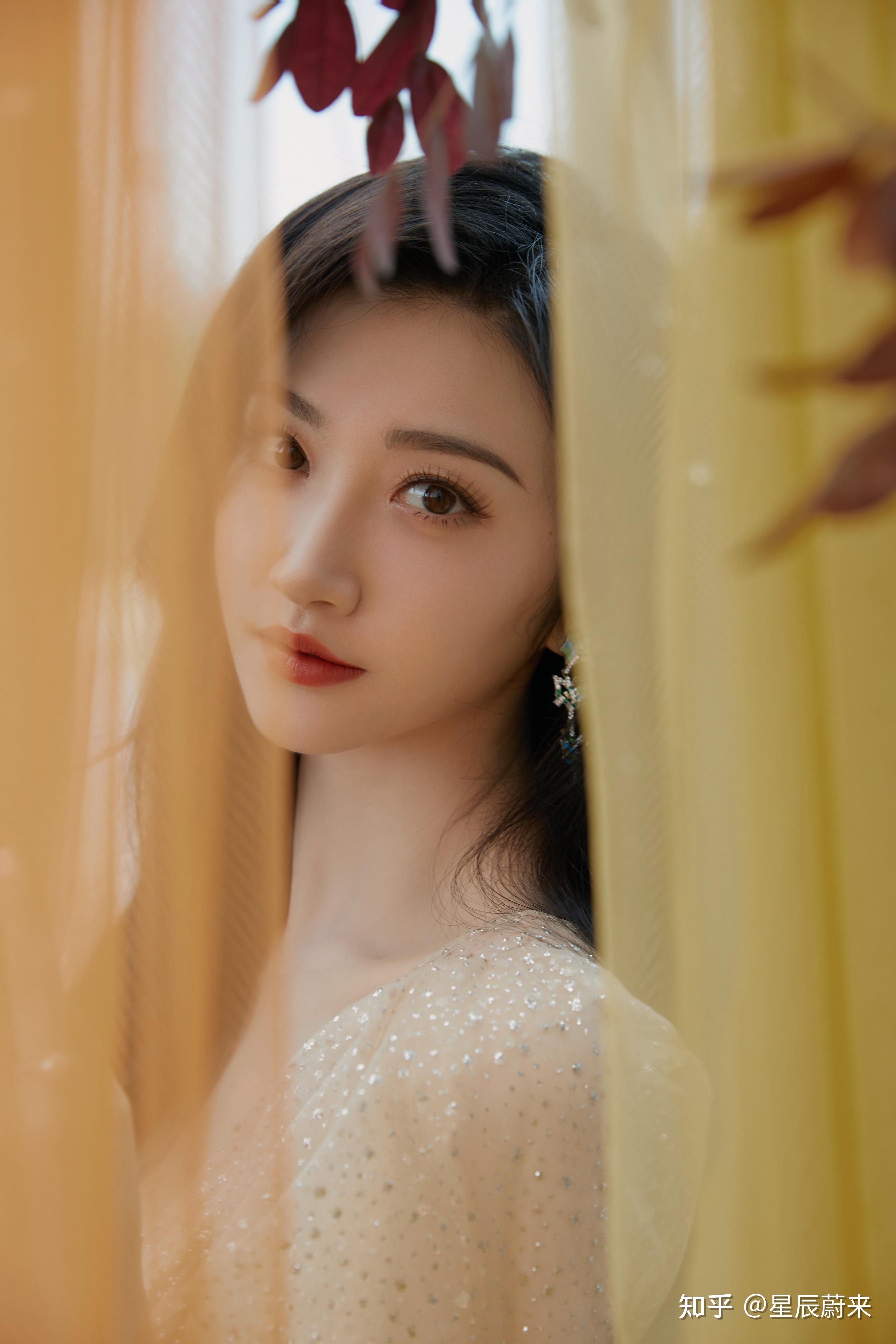 型,粗眉会显得整个面部五官不协调,而细眉能够让五官显得更加清秀轻盈