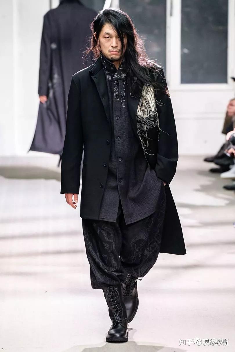 山本耀司2019aw系列这次山本耀司将黑色布料作为画布用服装来了一场