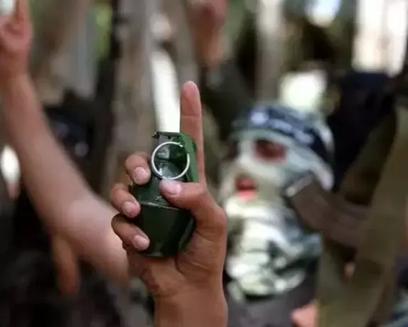 手榴弹拔出插销后需要停留几秒才能扔出去这样才不会被敌人扔回来