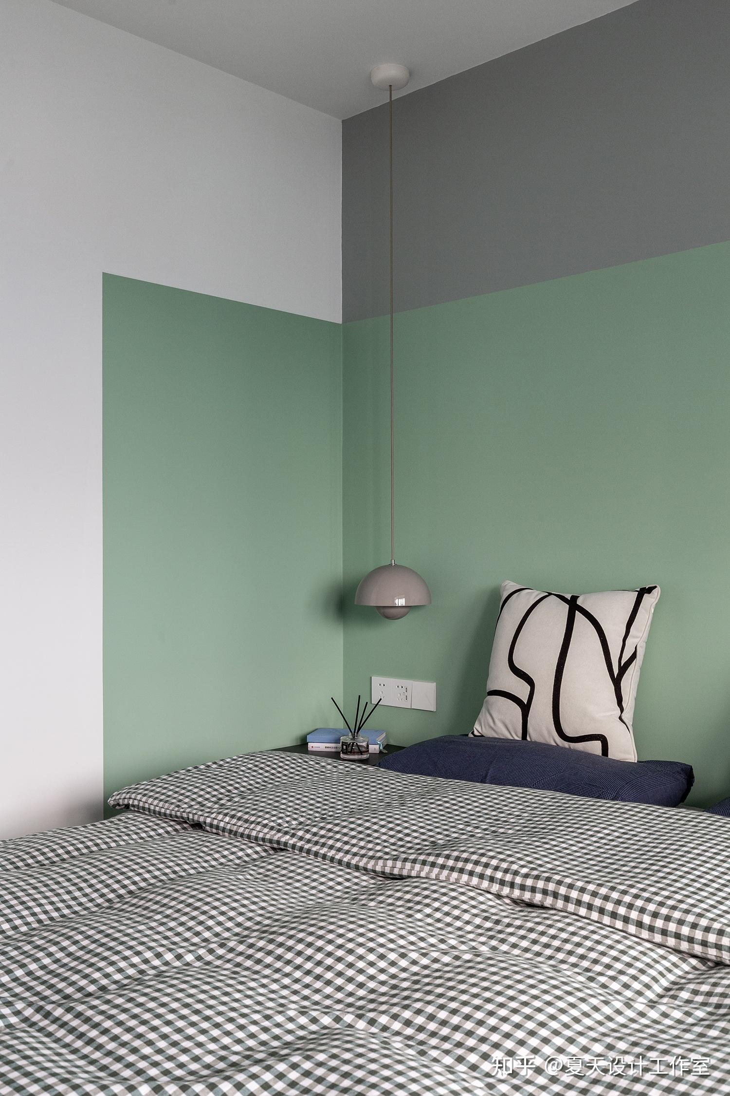 客卧床头背景墙做了灰 绿的拼色处理,几何的设计增加墙面的层次感.