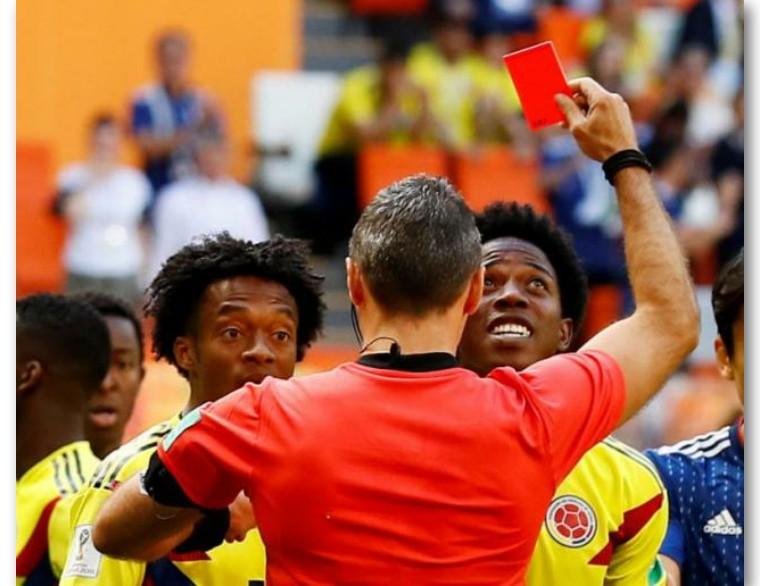 日本队踢赢哥伦比亚,球迷们高举大迫半端ない