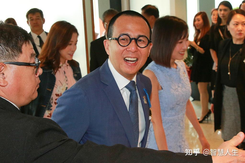 在真正官宣的时候,他身边的美女可不是沈智慧,而是林慧仪.