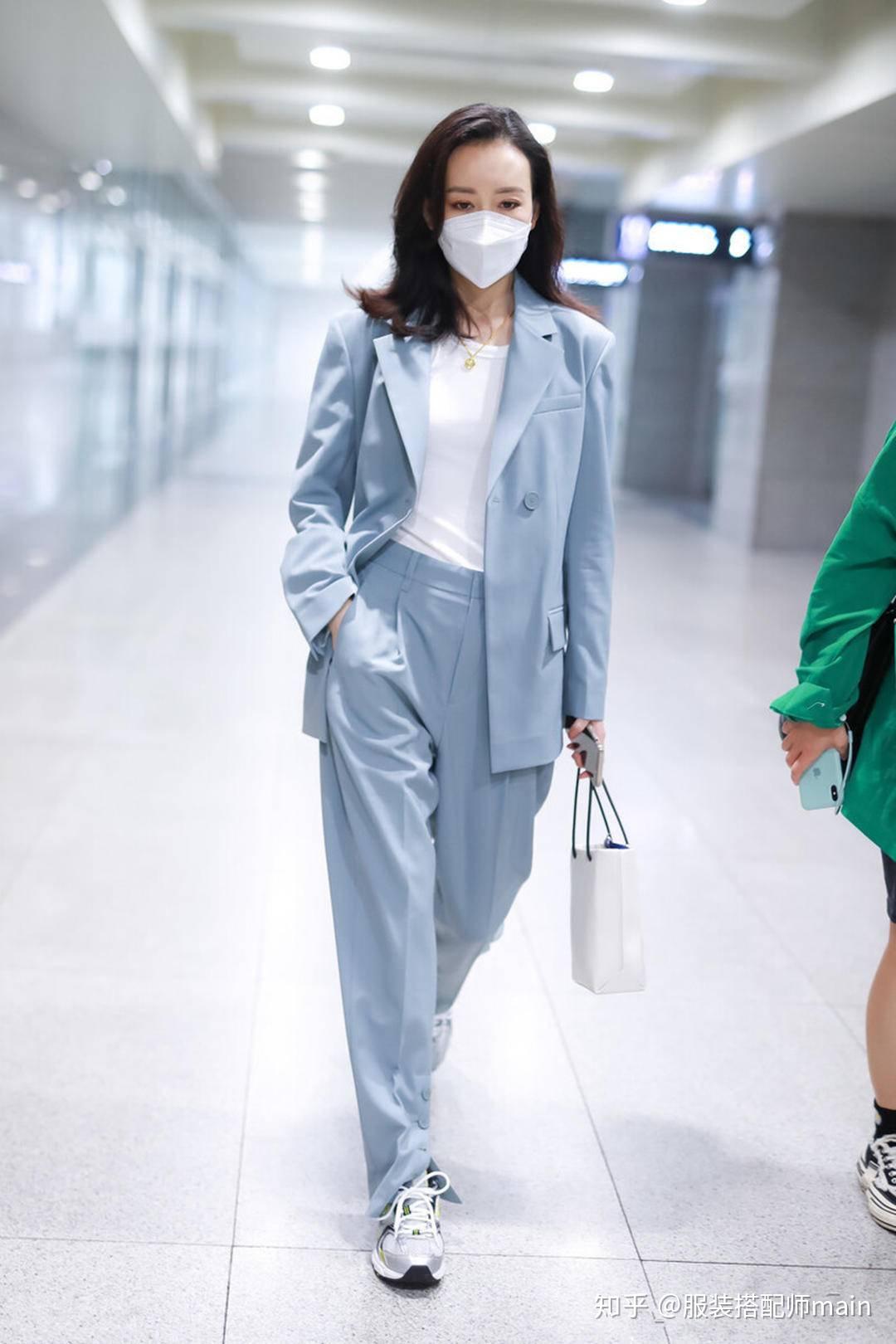 王鸥换小清新风格破洞裤配拖鞋慵懒随性大红唇配长卷发好迷人