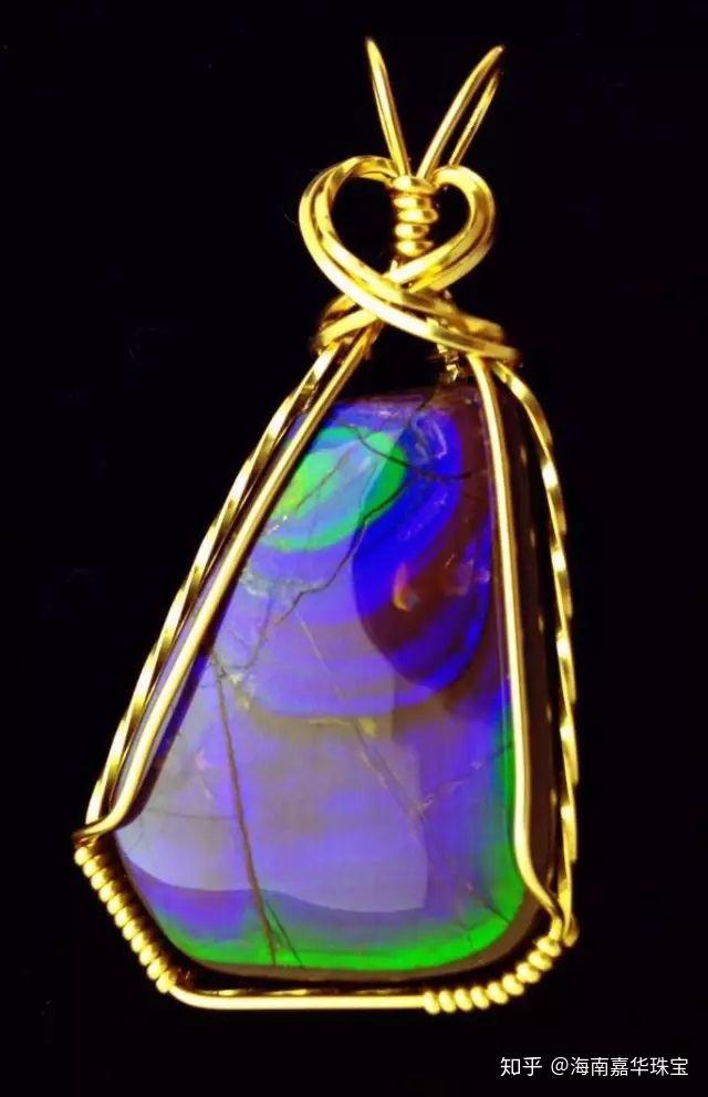 象征着无限,上部采用925银镀金,下部悬挂着有棱面的斑彩宝石