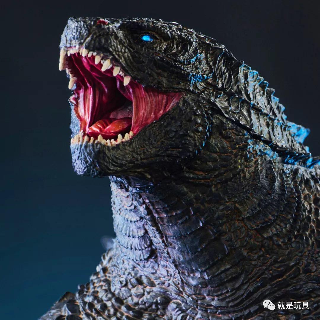 正面大图是我第一次仔细看电影版的哥斯拉鳞甲,在胸腹部有明显和其他