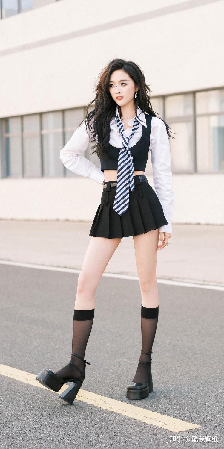 吴宣仪小清新穿搭,白衬衫搭配黑色短裙,满满的夏日甜美气息