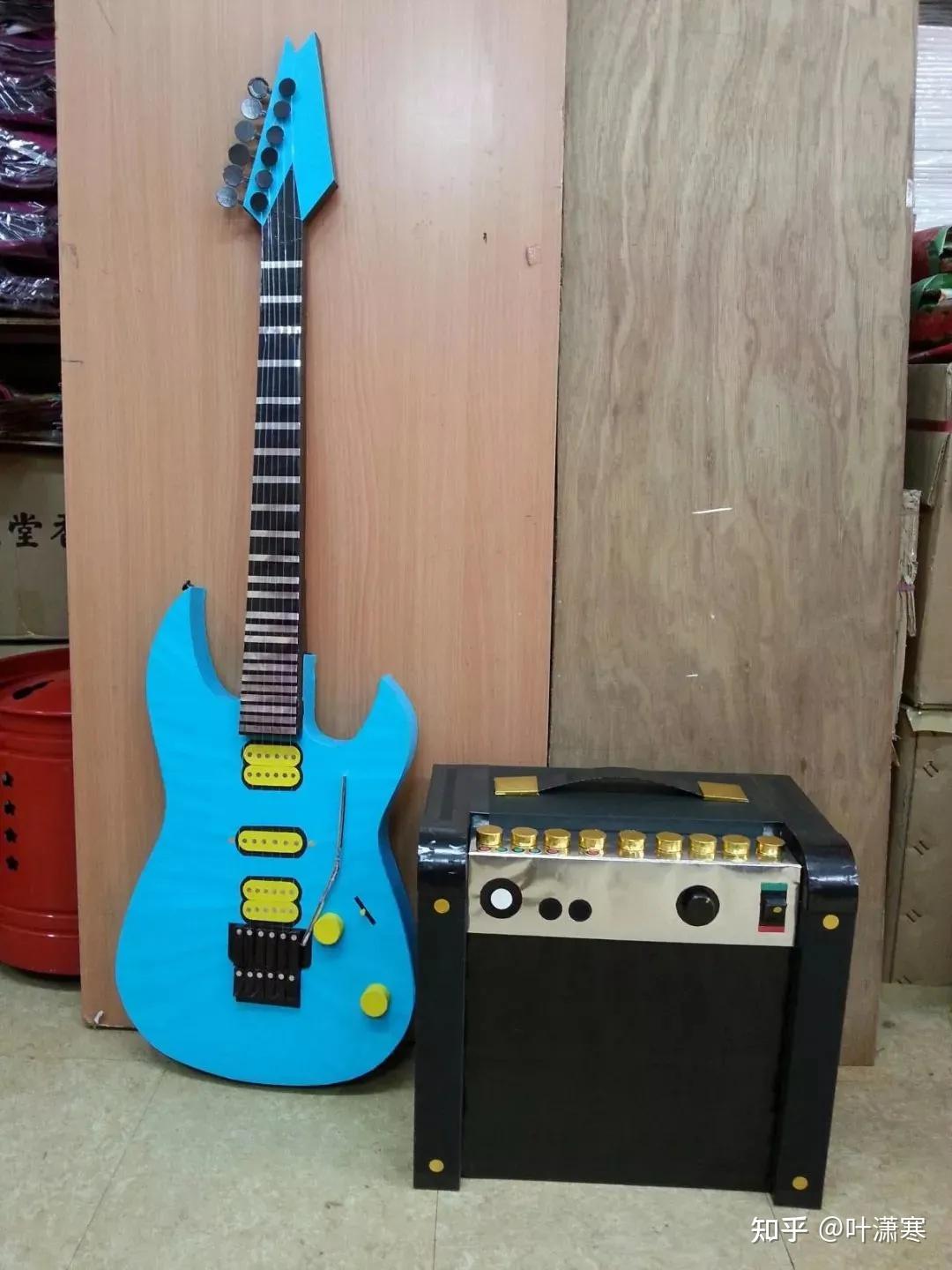 他经手做过的纸扎千变万化,从菠萝包,龙虾汉堡这种吃的,到吉他音响