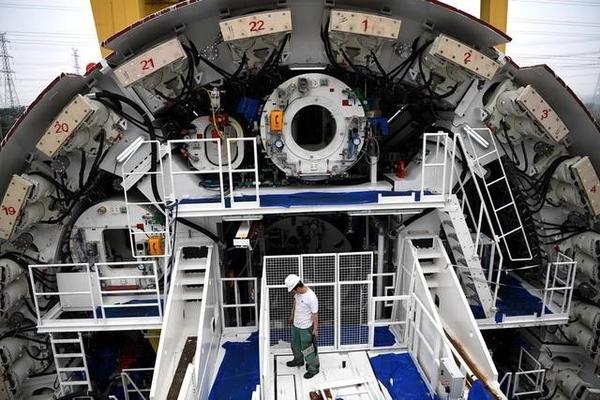 从长江江底穿过这条54685米长的输电线路世界最先进