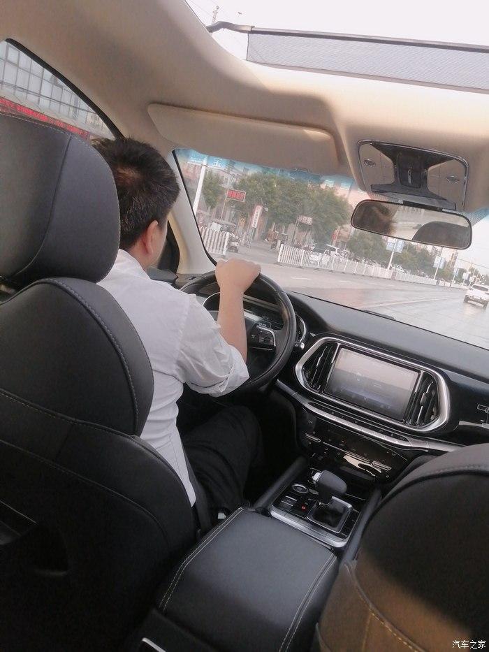 捷途x90一日游后排空间还是很大的喜欢坐在后面闹腾