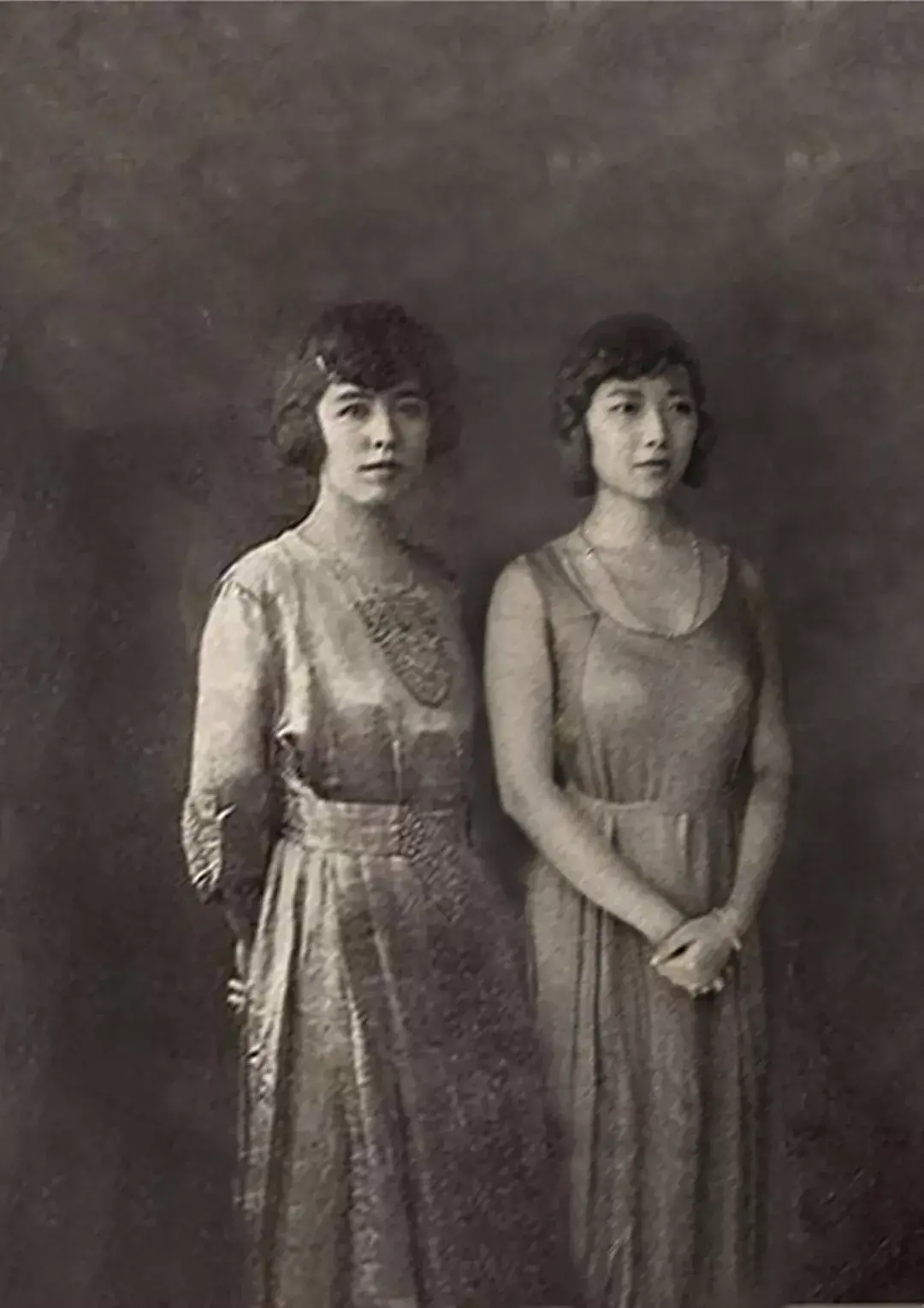 林徽因(右二)今天比我再年轻一点的年轻人,他们可能不知道卓别林是谁