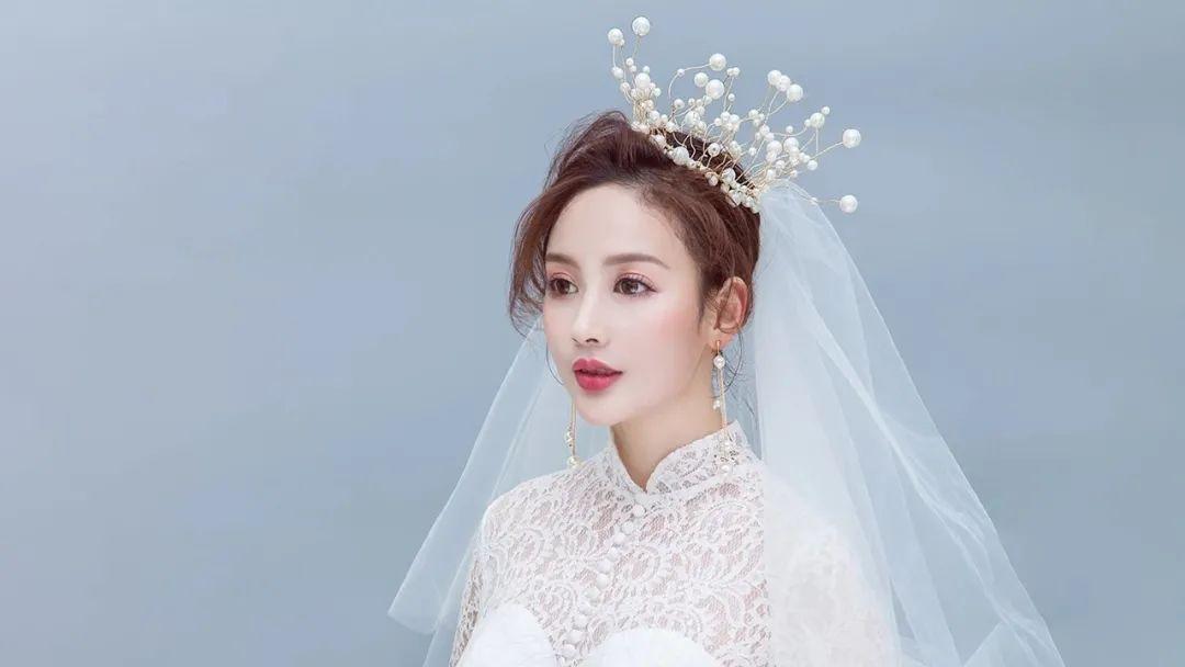 在爱尚美教育集团昆明学校考试大厅,有来自化妆,美发,美容,美甲的48名